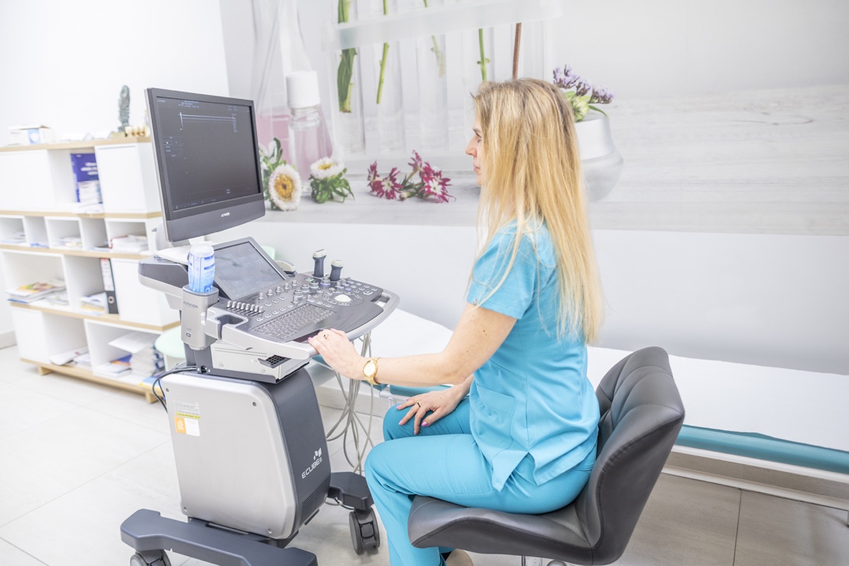 Lekarz przy aparacie USG