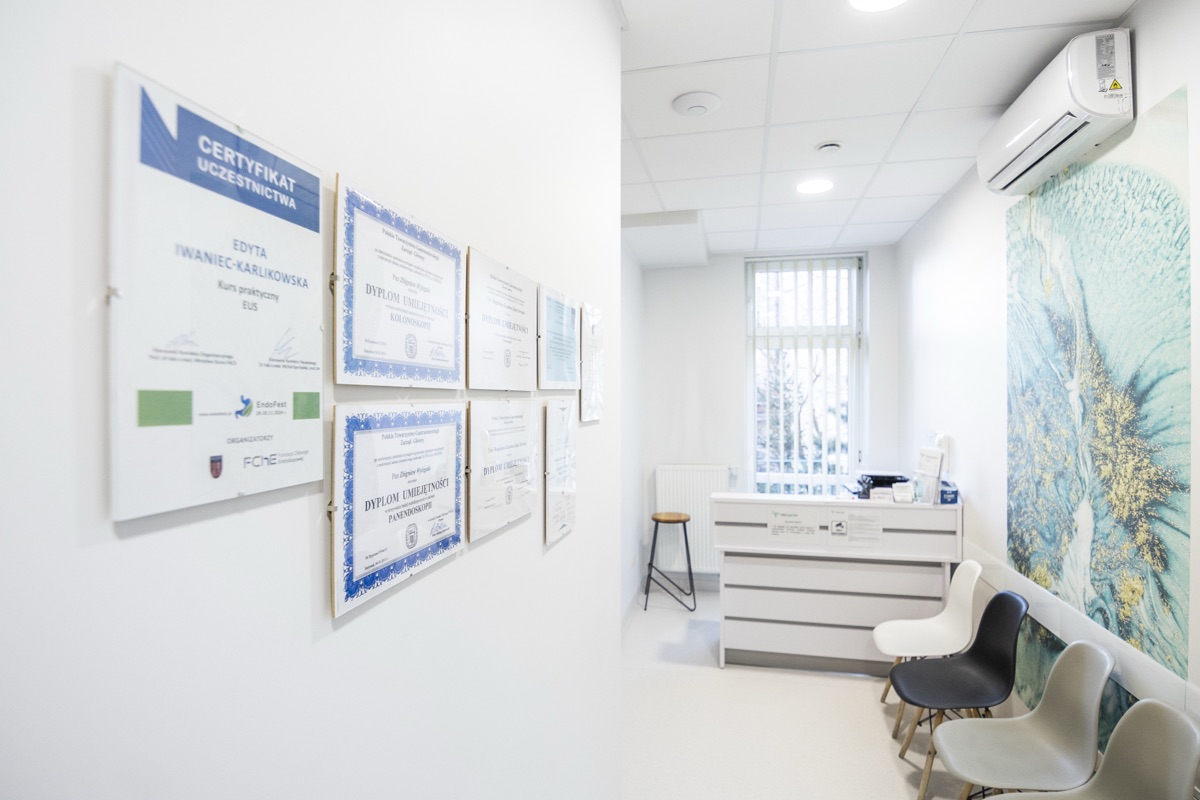 Poczekalnia pracowni endoskopowej z certyfikatami